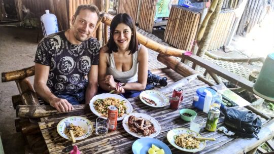 Pranzo tipico thailandese in bungalow di bamboo nord Thailandia