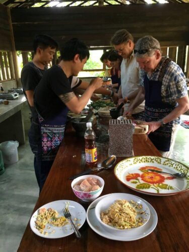 allievi del corso di cucina a chiang mai