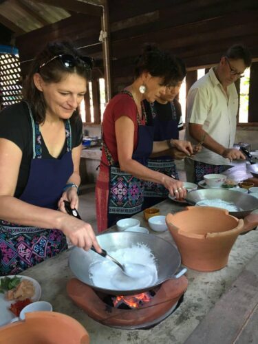 piatti tipici thailandesi cucinati a mano