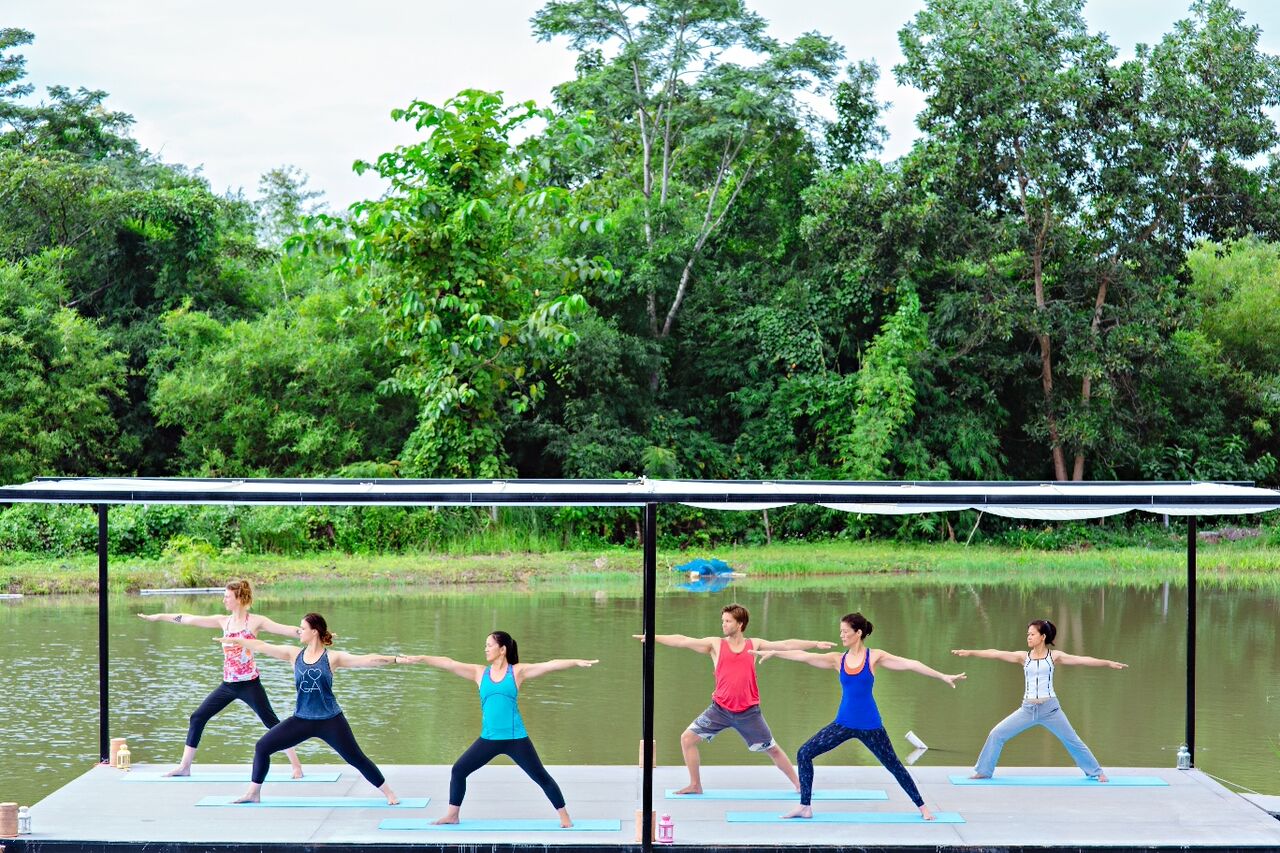 Pratica di Hatha Yoga nel centro olistico di Chiang Rai