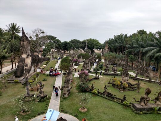 Sculture monumentali in cemento al Buddha Park di Vientiane