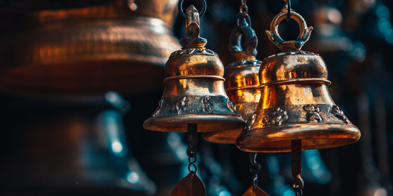 Campane tibetane che risuonano nel sacro tempio buddista, diffondendo una melodia armoniosa e invitando alla meditazione e alla serenità.